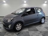 la photo d'une petite voiture garée dans un garage