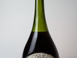 une bouteille de vin posée sur une table