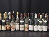 plusieurs bouteilles de vin alignées sur une table