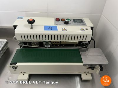a machine that is sitting on a table in a room
