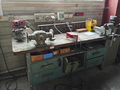 une photo d'un établi avec beaucoup d'outils dessus