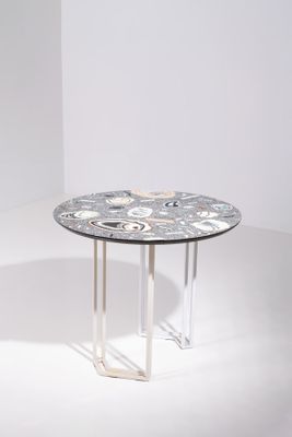 une table dotée d'un plateau en verre et d'un piètement en métal