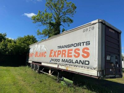 un camion garé sur l'herbe, dans le champ