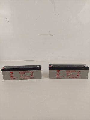 deux piles posées sur une surface blanche, sur fond blanc