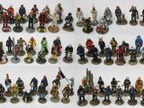 de nombreuses figurines de différentes tailles et couleurs