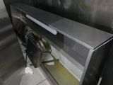 une étagère en métal contenant tout un tas d'objets