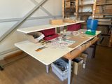une table sur laquelle se trouvent plusieurs objets