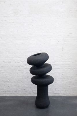 une pile de pierres posée sur une table noire