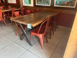 des tables et des chaises dans un restaurant avec des affiches aux murs