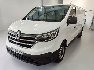 La camionnette blanche est garée dans le garage d'un immeuble.