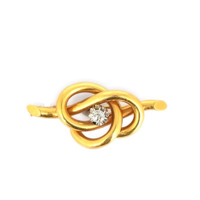 gros plan d'une bague en or avec un diamant au centre