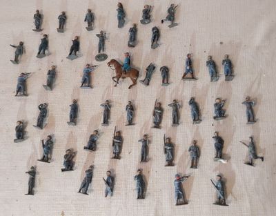de nombreuses figurines représentant des personnes debout en cercle