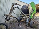 une photo d'une bobine fixée à un chariot dans une cour