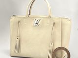 Sac cabas Louis Vuitton en cuir beige avec des pompons