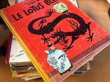 une pile de livres posée sur une table en bois