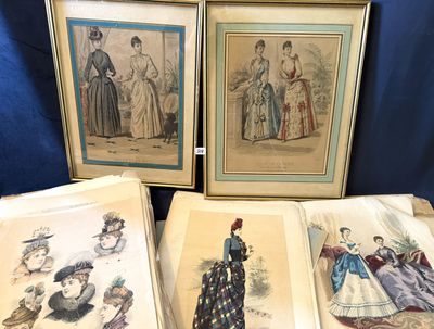 trois photos encadrées représentant des femmes en robe sur fond bleu