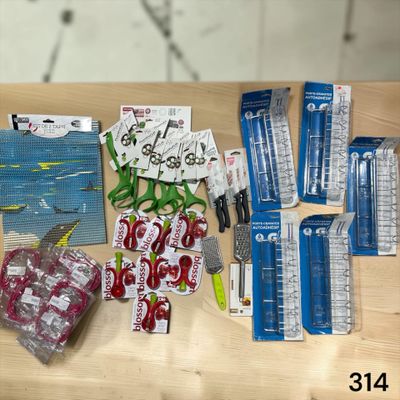 une table sur laquelle se trouvent de nombreux objets différents
