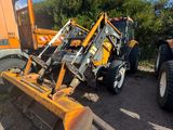 une photo d'un tracteur avec une charrue fixée à l'arrière