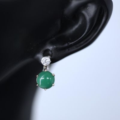 un gros plan sur une paire de boucles d'oreilles sur une tête de mannequin