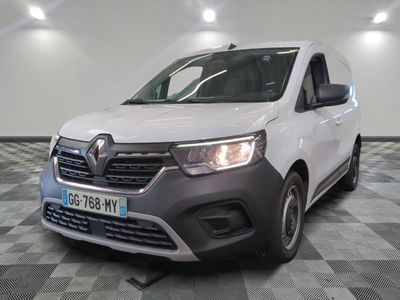 la camionnette blanche est garée sur le sol en damier d'une pièce