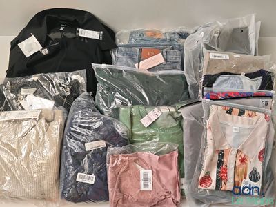Lot de 18 vêtements de diverses tailles et marques dont : PI…