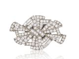 gros plan d'une broche en diamant sur fond blanc