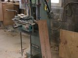 une machine qui se trouve dans une pièce où il y a beaucoup de bois par terre