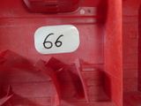 le chiffre 66 sur le flanc d'un camion rouge