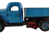 un camion jouet bleu muni d'une poignée en bois