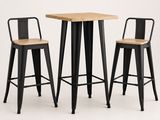 un ensemble composé de trois tabourets et d'une table avec un plateau en bois