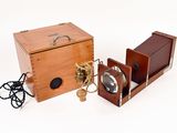 une boîte en bois contenant une loupe et une boîte en bois contenant une loupe
