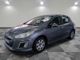 la voiture grise est garée dans le garage sur un sol en damier