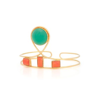un bracelet manchette en or orné d'une pierre verte et de pierres orange