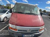 une camionnette rouge garée sur un parking