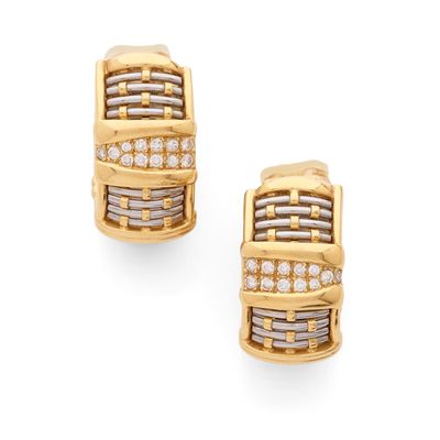 une paire de boucles d'oreilles en or et diamants