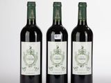 trois bouteilles de vin posées l'une à côté de l'autre sur une table