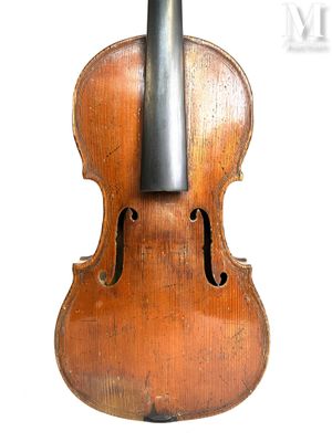 un vieux violon posé sur un pupitre, sur une surface blanche