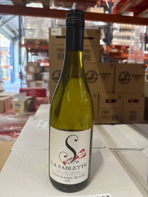 une bouteille de vin posée sur une table dans un magasin