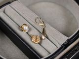 une paire de boucles d'oreilles posée dans un écrin sur une table
