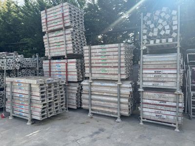 de nombreuses piles de cartons empilés les uns sur les autres