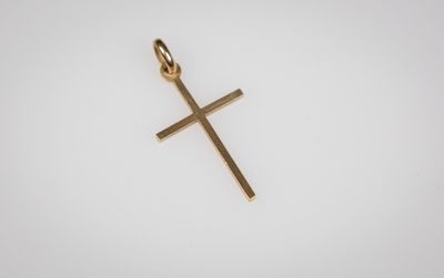 une croix dorée sur fond blanc