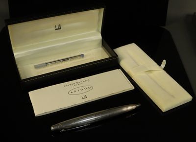DUNHILL. Modèle AD 2000. Stylo roller en métal argenté à mot…