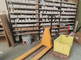 une palette et une fourche dans un entrepôt