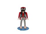 La figurine représentant un homme barbu vêtu d'une veste rouge est posée sur un socle bleu.