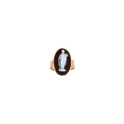 un gros plan d'une bague ornée d'une statuette