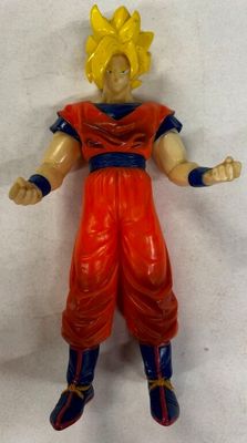 un gros plan d'une figurine Dragon Ball posée sur une surface blanche
