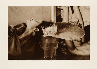 une photo en noir et blanc d'une femme allongée sur un lit