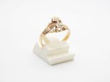 gros plan d'une bague en or surmontée d'un diamant