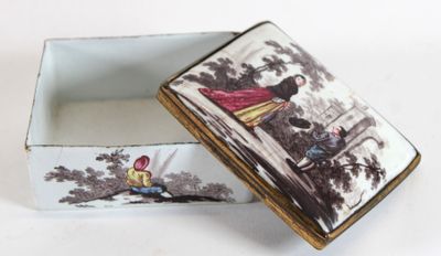 une petite boîte sur laquelle figure la photo d'une femme et d'un enfant