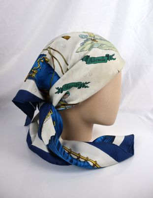 un gros plan d'un foulard sur une tête de mannequin